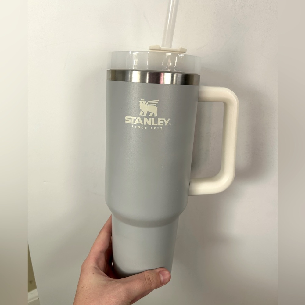 Stanley Quencher tumbler H2.0 40 oz color ice